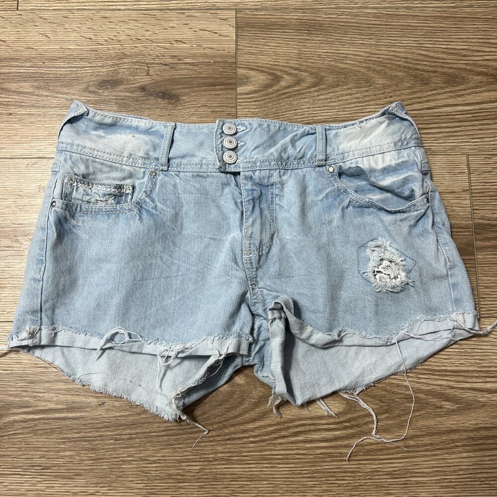 Amethyst Women’s Distressed Light Washed Denim Shorts Size 11 (A25)